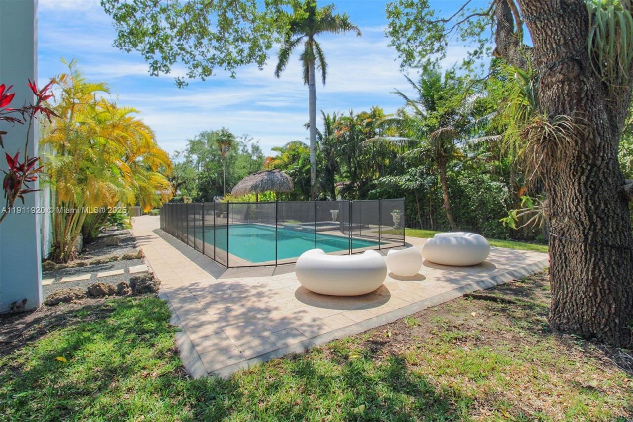 6900 SW 104th St, Pinecrest, FL 33156 Photo