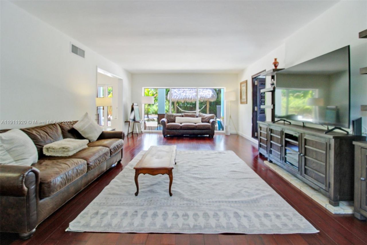 6900 SW 104th St, Pinecrest, FL 33156 Photo