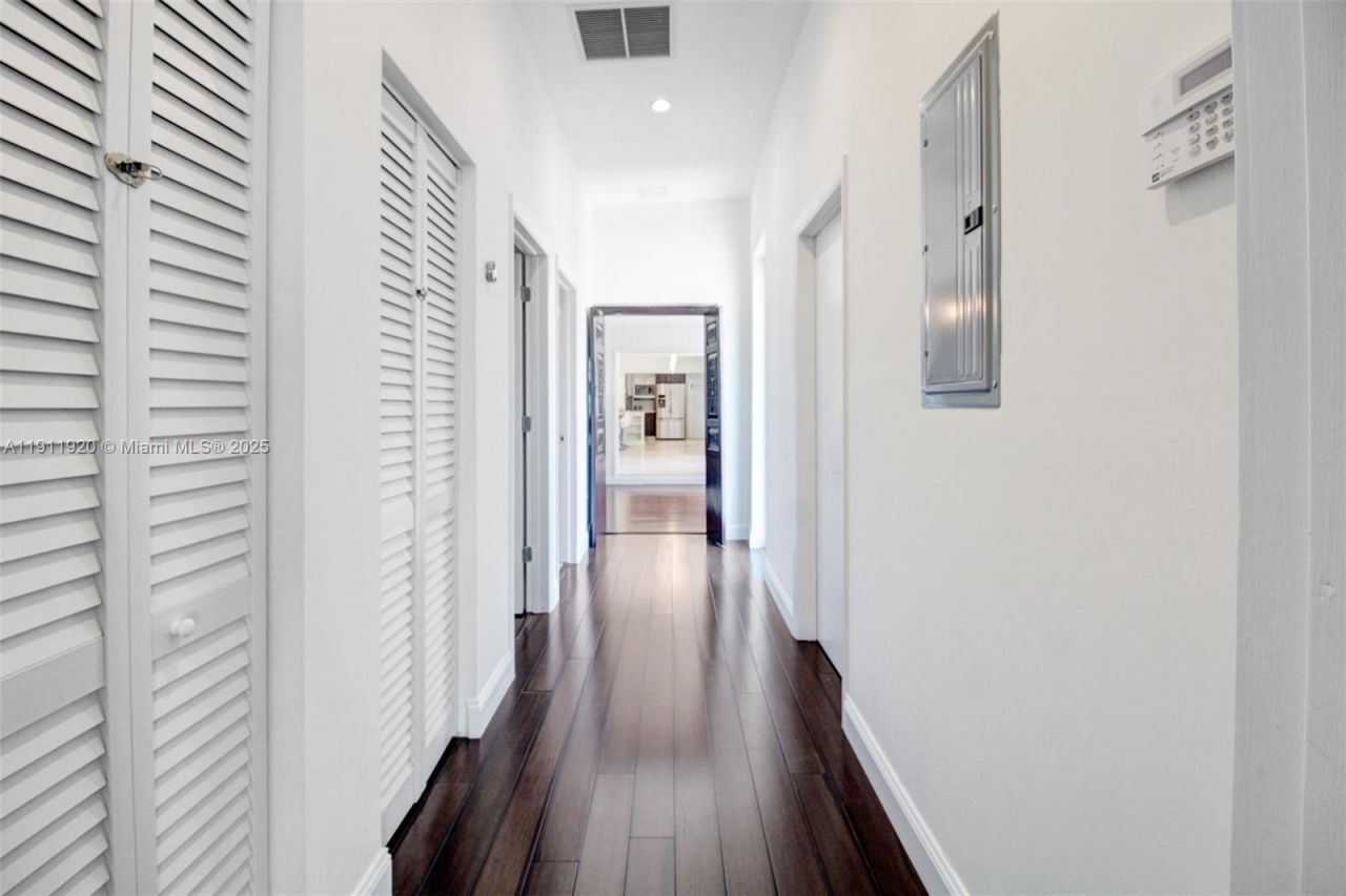 6900 SW 104th St, Pinecrest, FL 33156 Photo