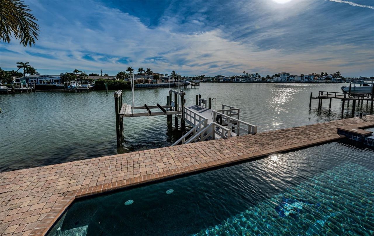 7942 3rd Avenue S, Saint Petersburg, FL 33707 Photo