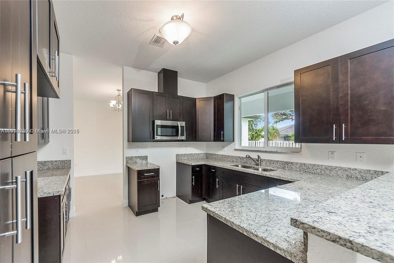 9341 SW 174th St, Palmetto Bay, FL 33157 Photo