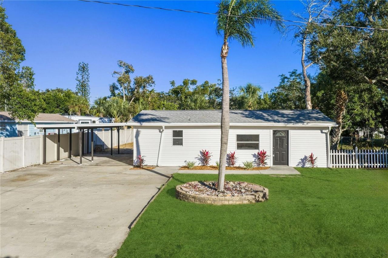 542 64th Street S, Saint Petersburg, FL 33707 Main Photo