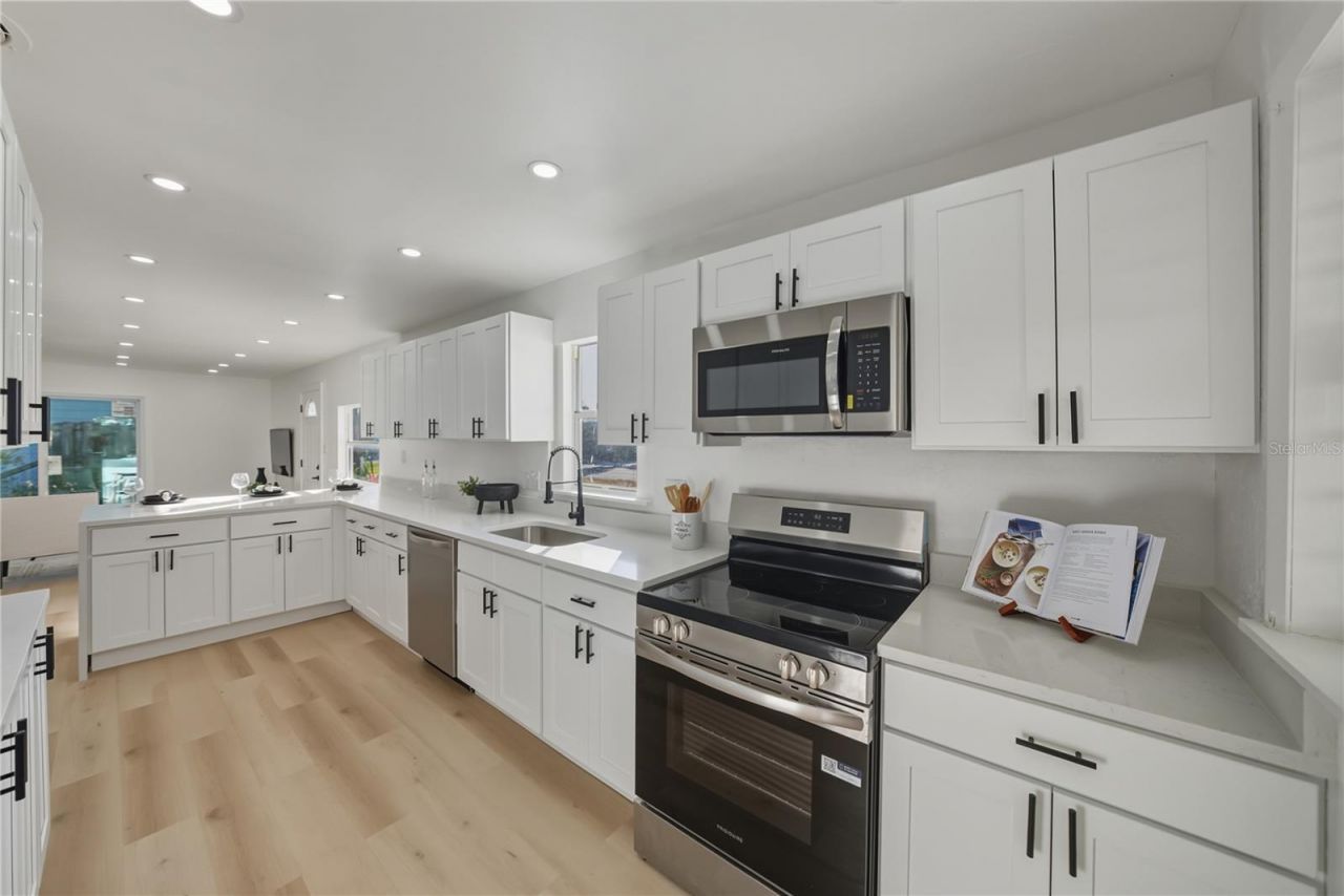 542 64th Street S, Saint Petersburg, FL 33707 Photo