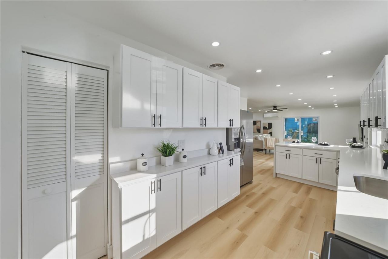 542 64th Street S, Saint Petersburg, FL 33707 Photo