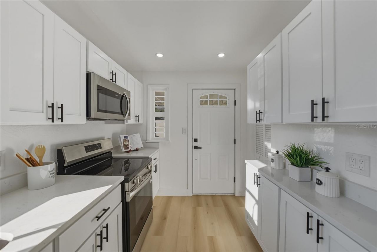 542 64th Street S, Saint Petersburg, FL 33707 Photo