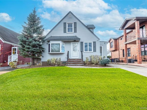 7836 271st Street, New Hyde Park, NY 11040