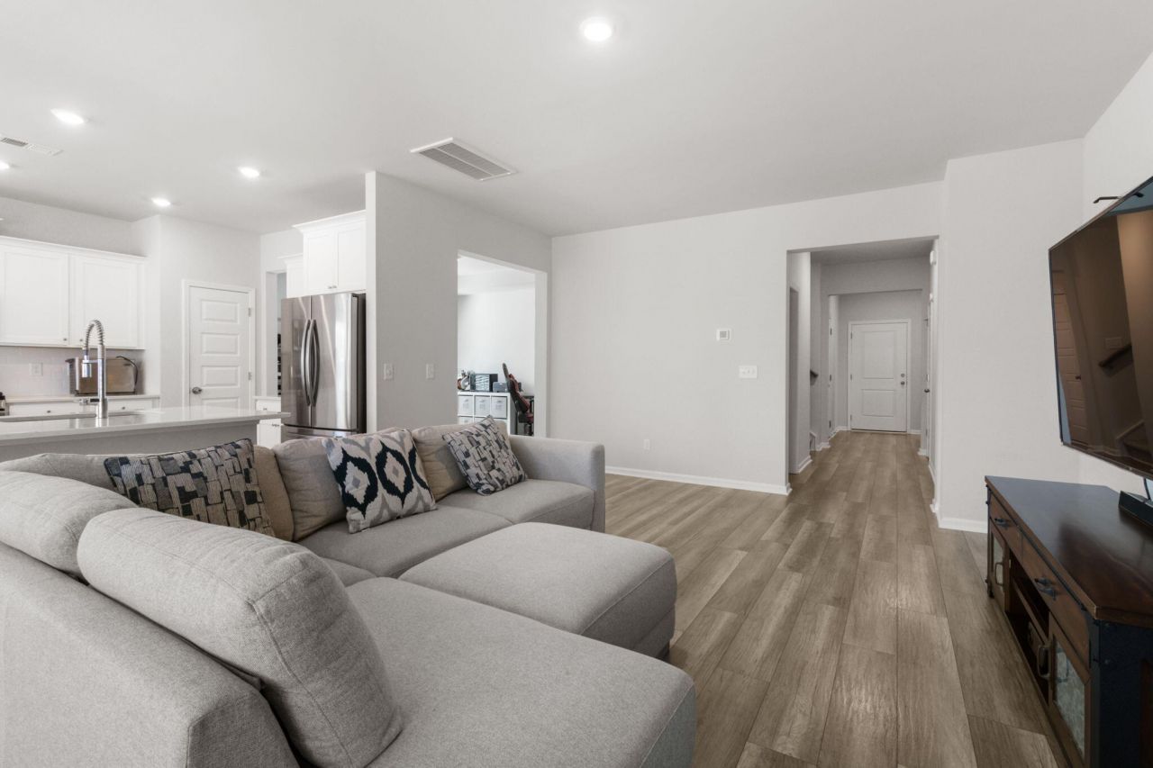 225 Red Bluff Street Photo 12