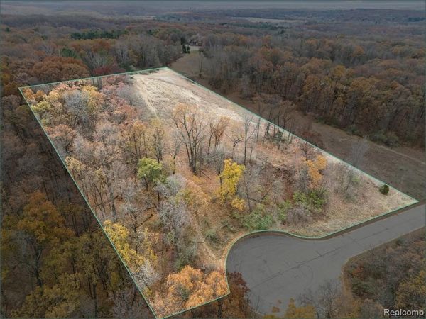 9410 Grand Summit Drive, Fenton, MI 48430