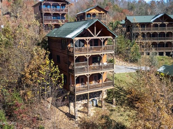 655 Gatlinburg Falls Way, Gatlinburg, TN 37738