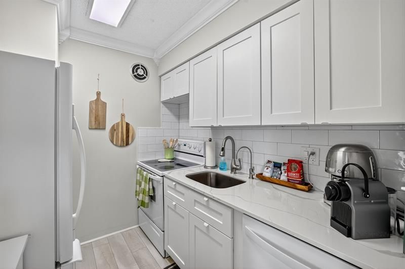 223 Marine Court, Unit 207, Lauderdale by the Sea, FL 33308 Photo