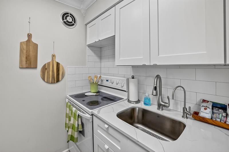 223 Marine Court, Unit 207, Lauderdale by the Sea, FL 33308 Photo