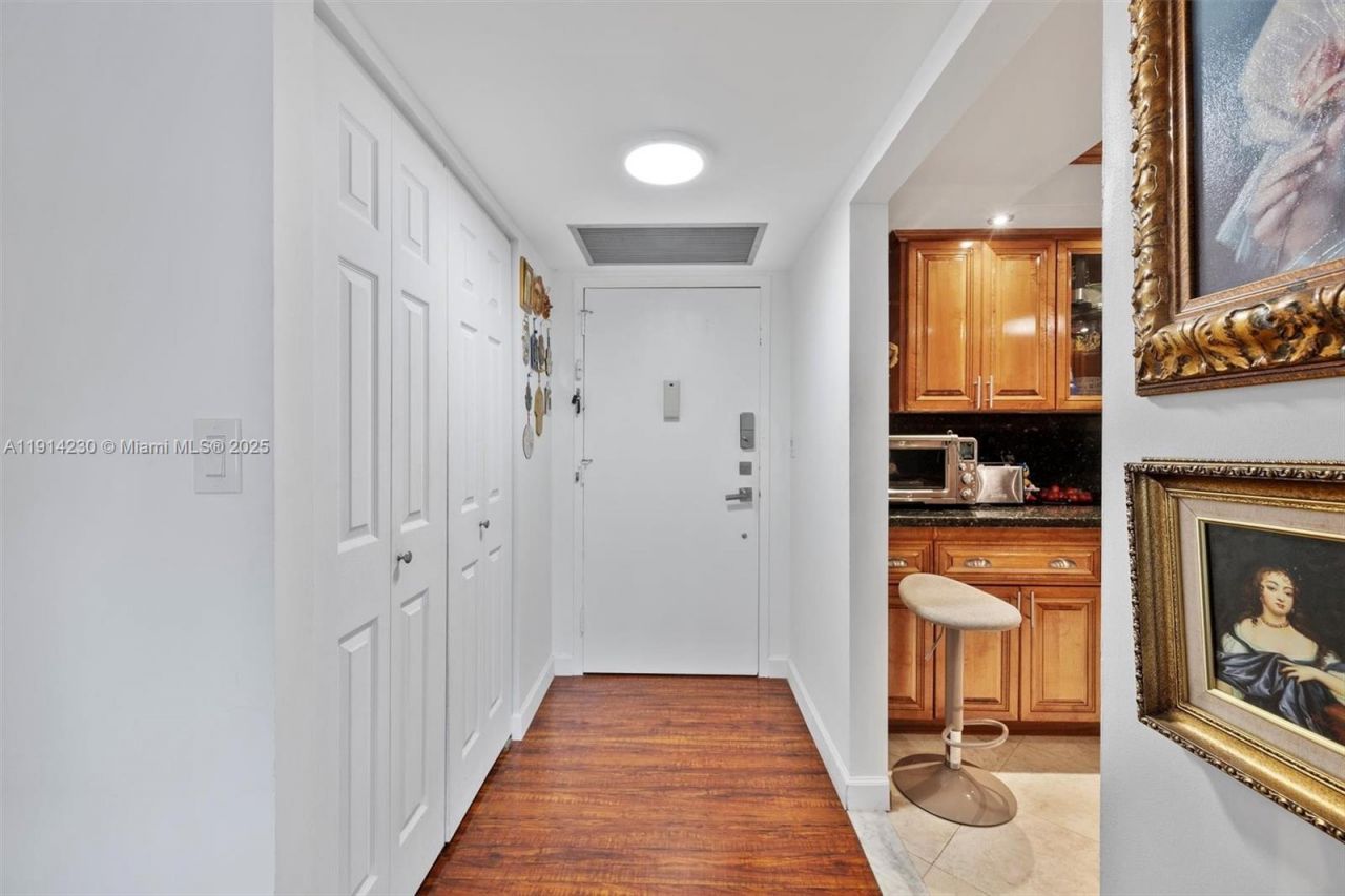 1000 Parkview Dr, Unit 220, Hallandale Beach, FL 33009 Photo