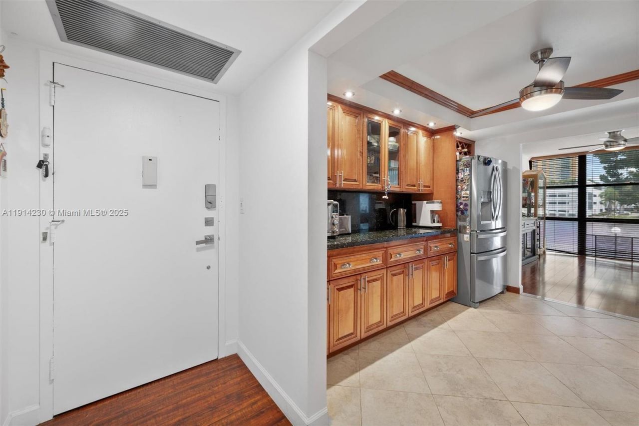 1000 Parkview Dr, Unit 220, Hallandale Beach, FL 33009 Photo