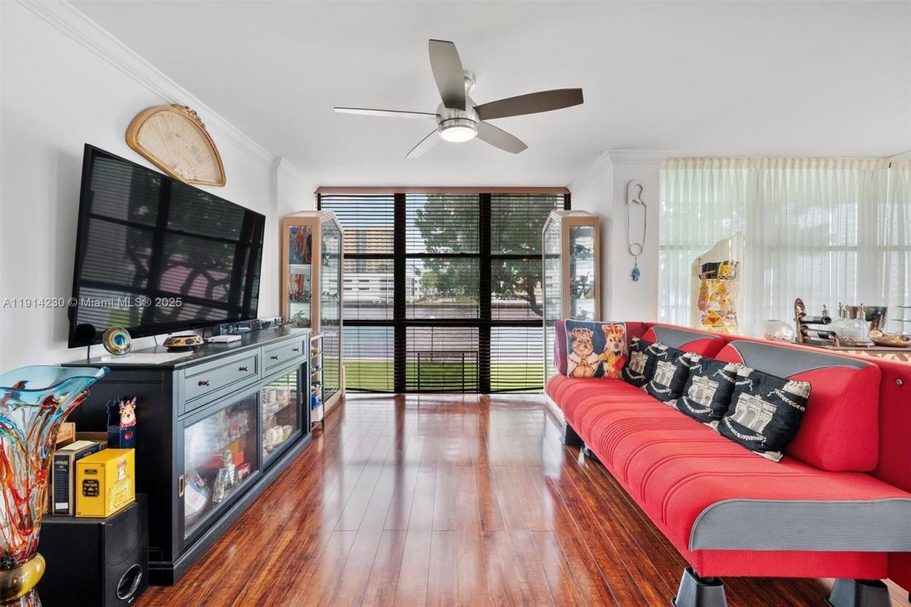 1000 Parkview Dr, Unit 220, Hallandale Beach, FL 33009 Photo