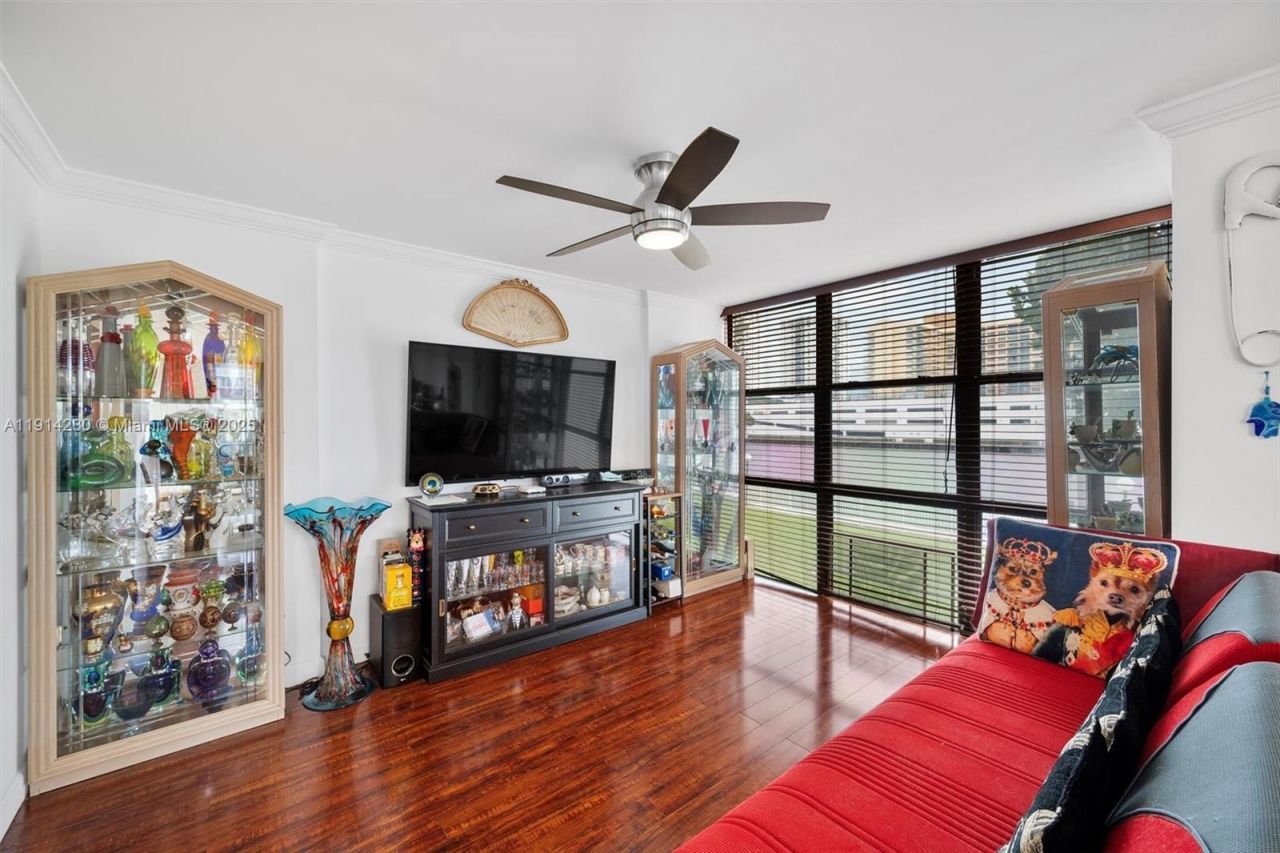 1000 Parkview Dr, Unit 220, Hallandale Beach, FL 33009 Photo