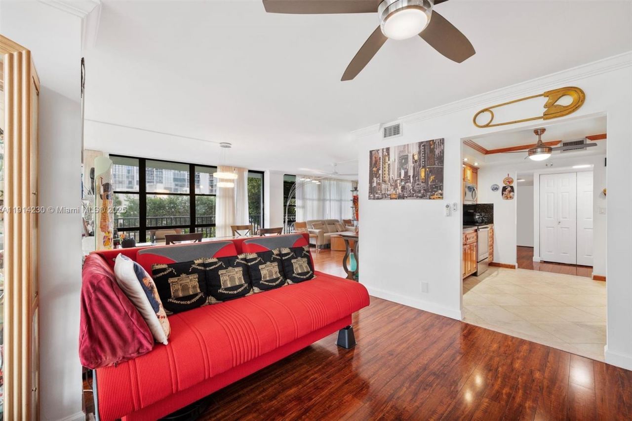 1000 Parkview Dr, Unit 220, Hallandale Beach, FL 33009 Photo