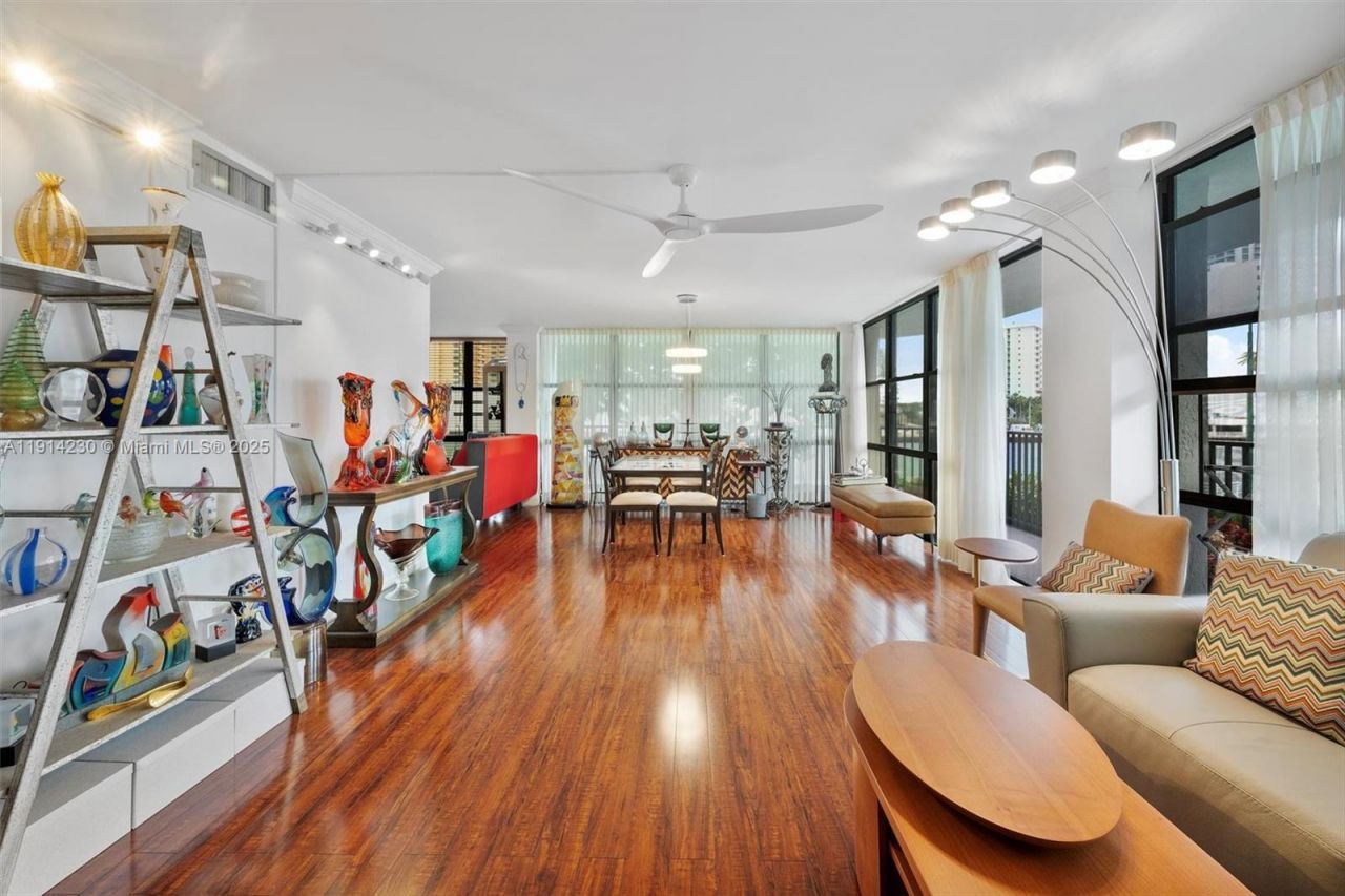 1000 Parkview Dr, Unit 220, Hallandale Beach, FL 33009 Photo