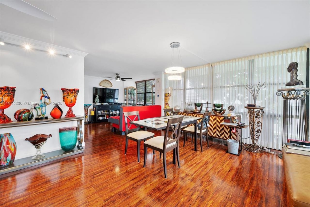 1000 Parkview Dr, Unit 220, Hallandale Beach, FL 33009 Photo