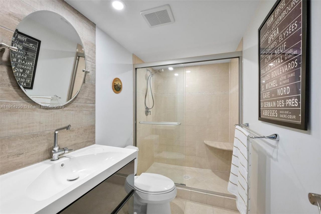 1000 Parkview Dr, Unit 220, Hallandale Beach, FL 33009 Photo