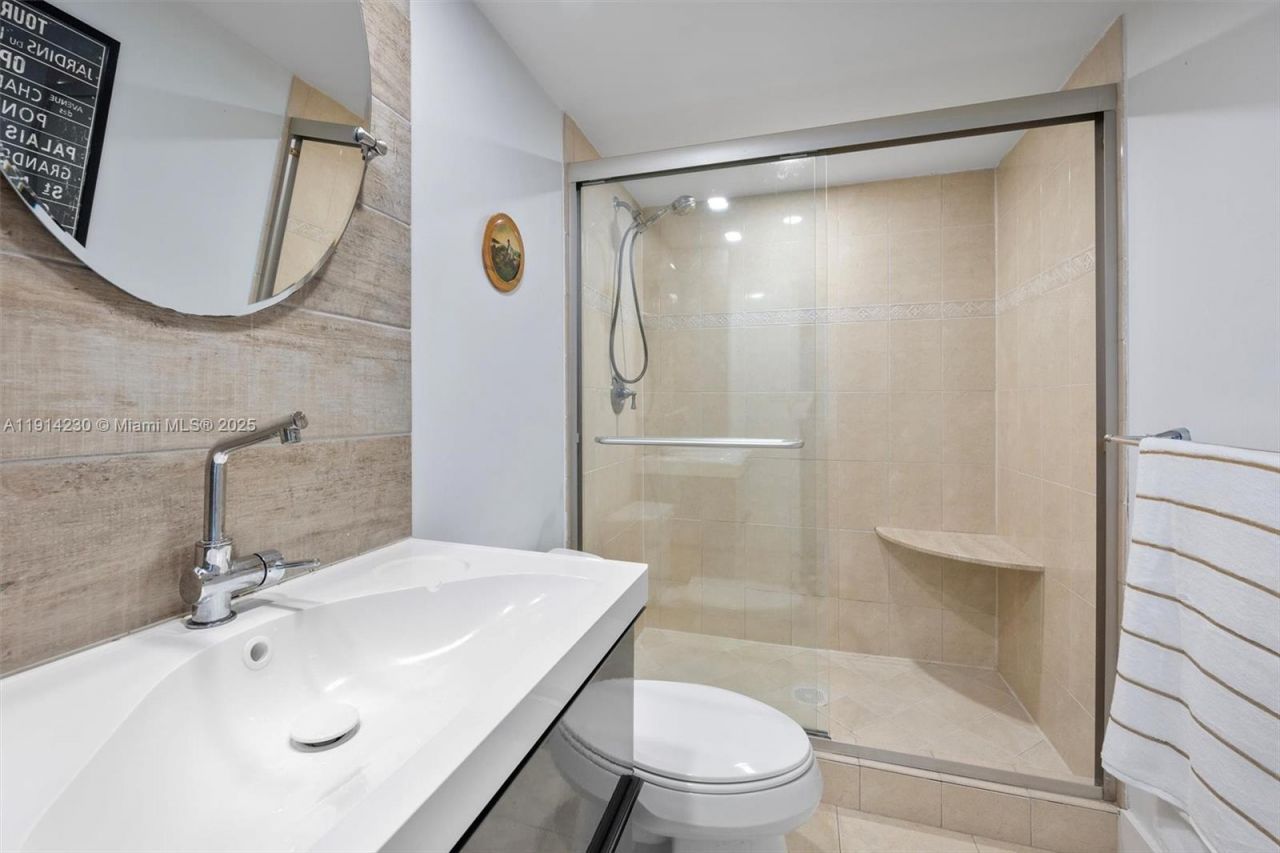 1000 Parkview Dr, Unit 220, Hallandale Beach, FL 33009 Photo