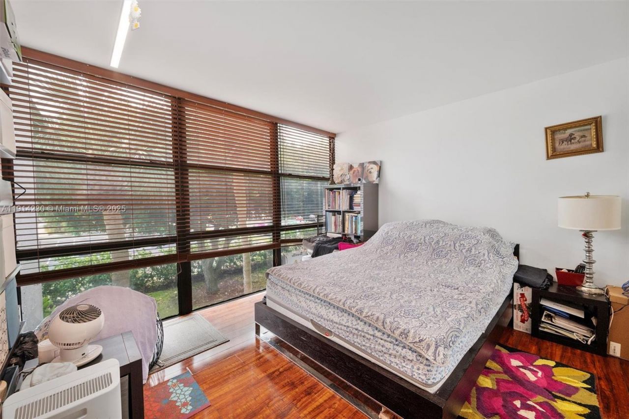 1000 Parkview Dr, Unit 220, Hallandale Beach, FL 33009 Photo