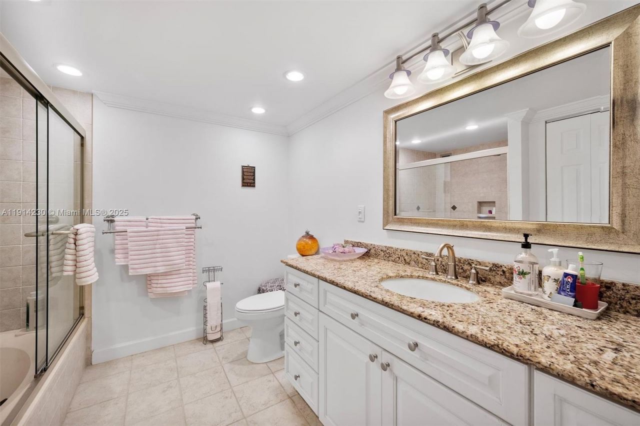 1000 Parkview Dr, Unit 220, Hallandale Beach, FL 33009 Photo