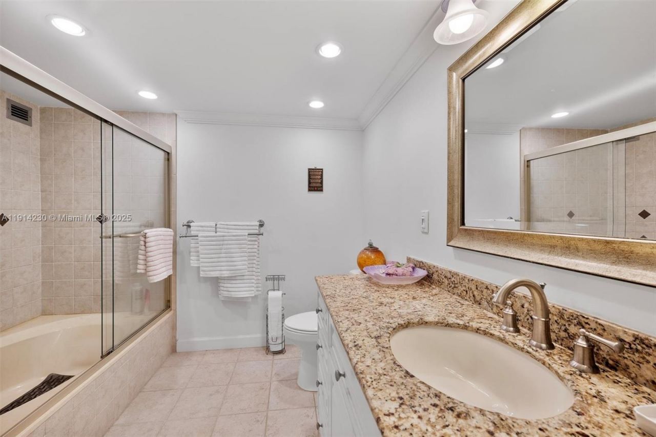 1000 Parkview Dr, Unit 220, Hallandale Beach, FL 33009 Photo