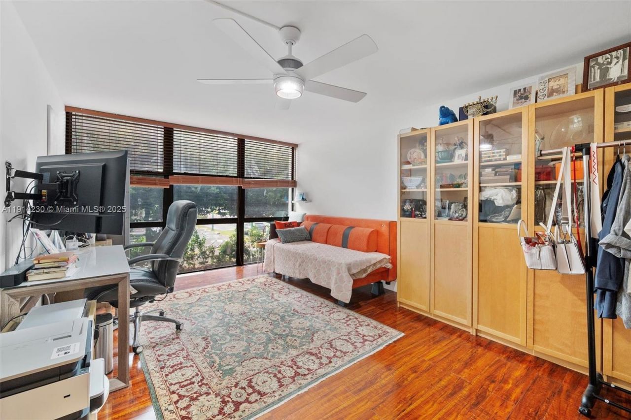 1000 Parkview Dr, Unit 220, Hallandale Beach, FL 33009 Photo