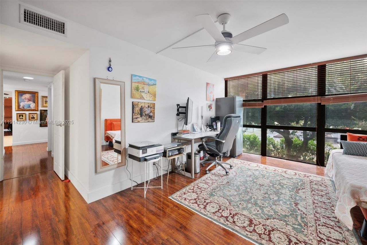 1000 Parkview Dr, Unit 220, Hallandale Beach, FL 33009 Photo