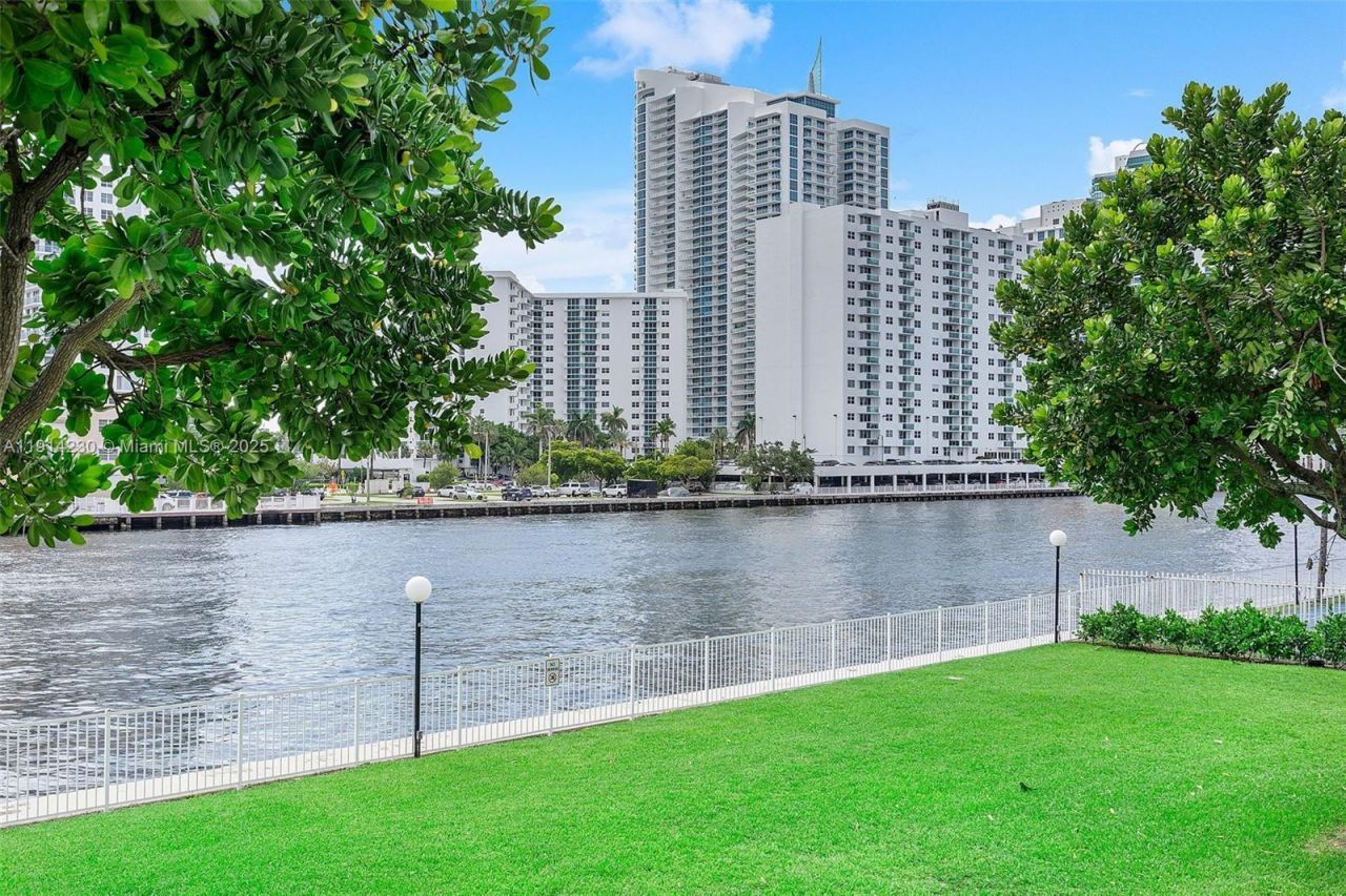 1000 Parkview Dr, Unit 220, Hallandale Beach, FL 33009 Photo