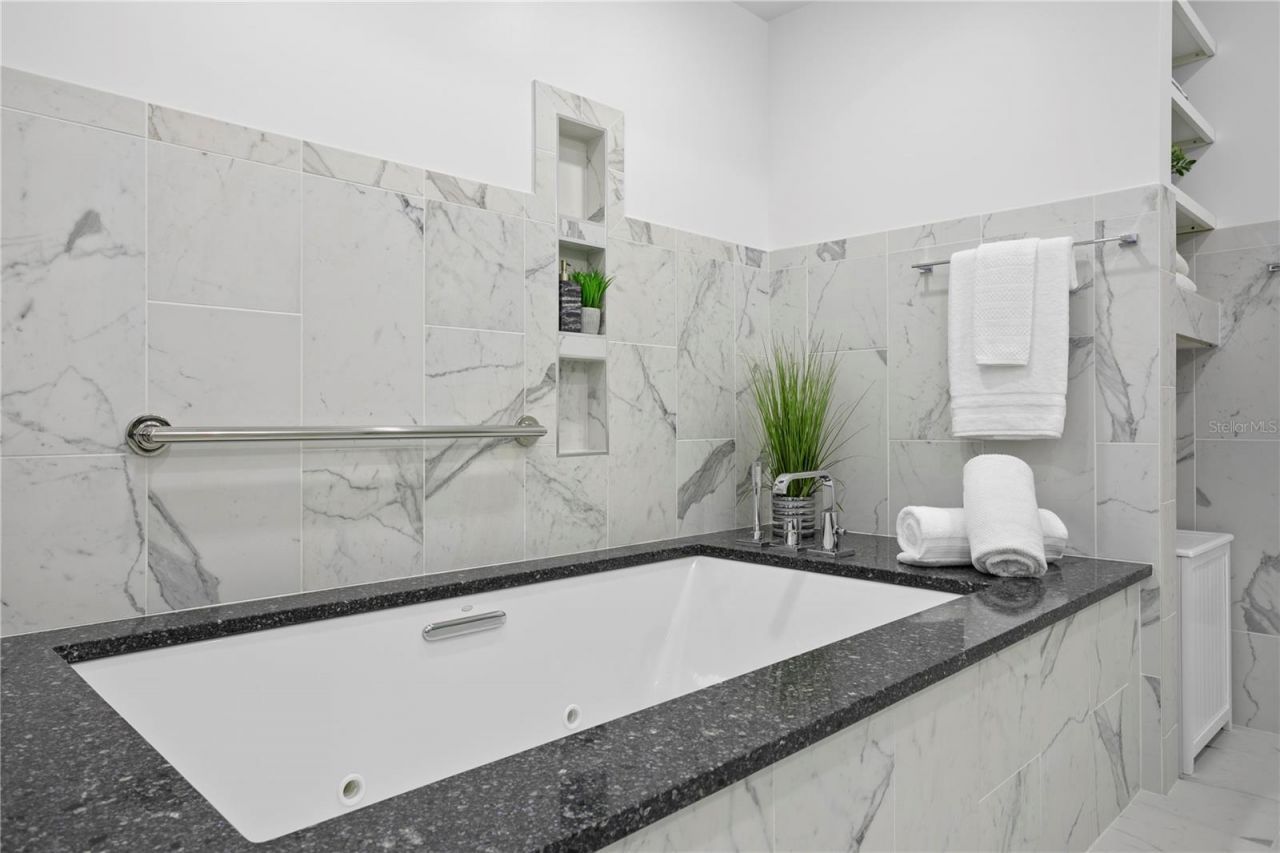 199 Dali Boulevard, Unit PH-2, Saint Petersburg, FL 33701 Photo