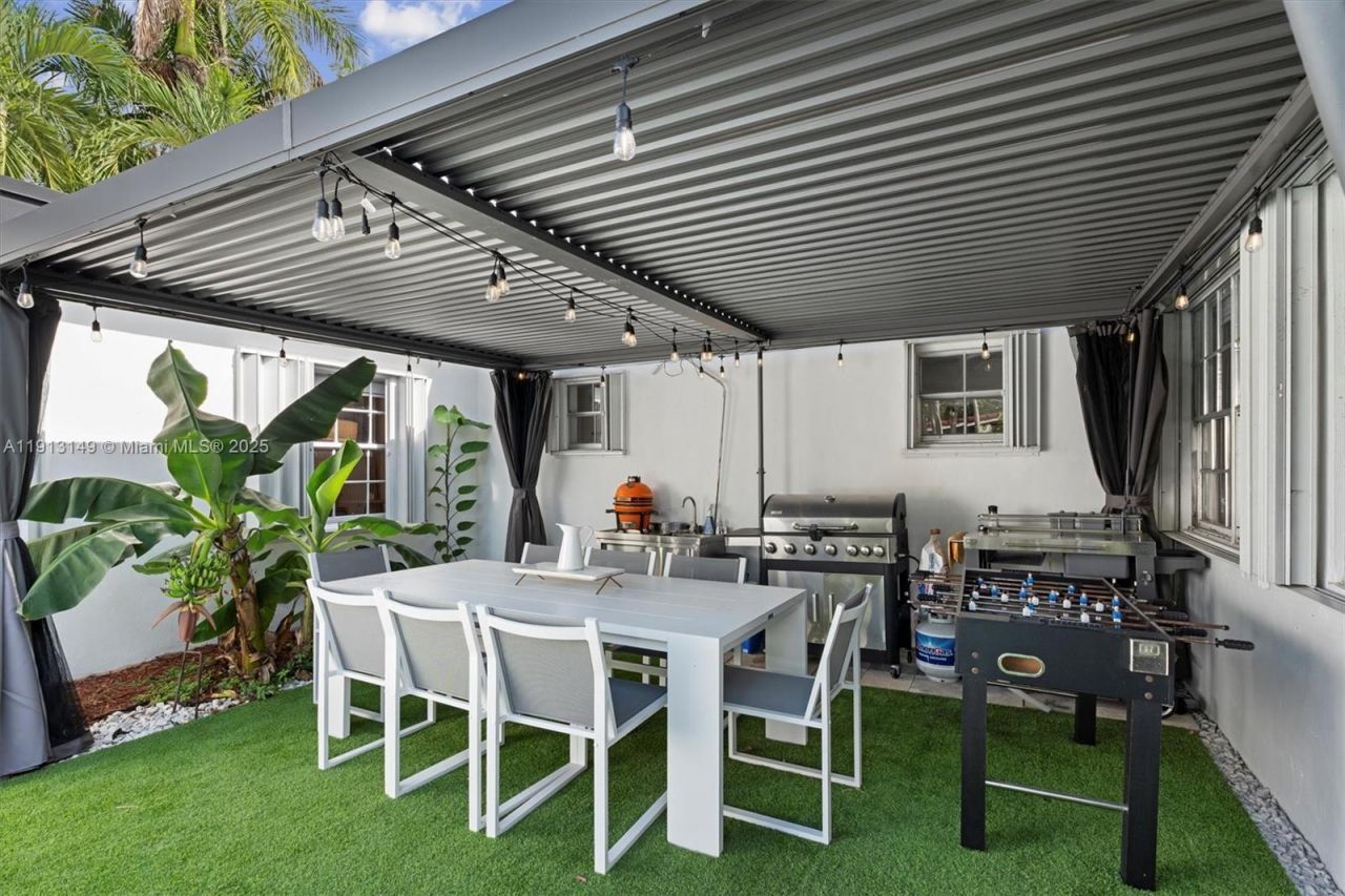 1115 N 13th Ter, Hollywood, FL 33019 Photo