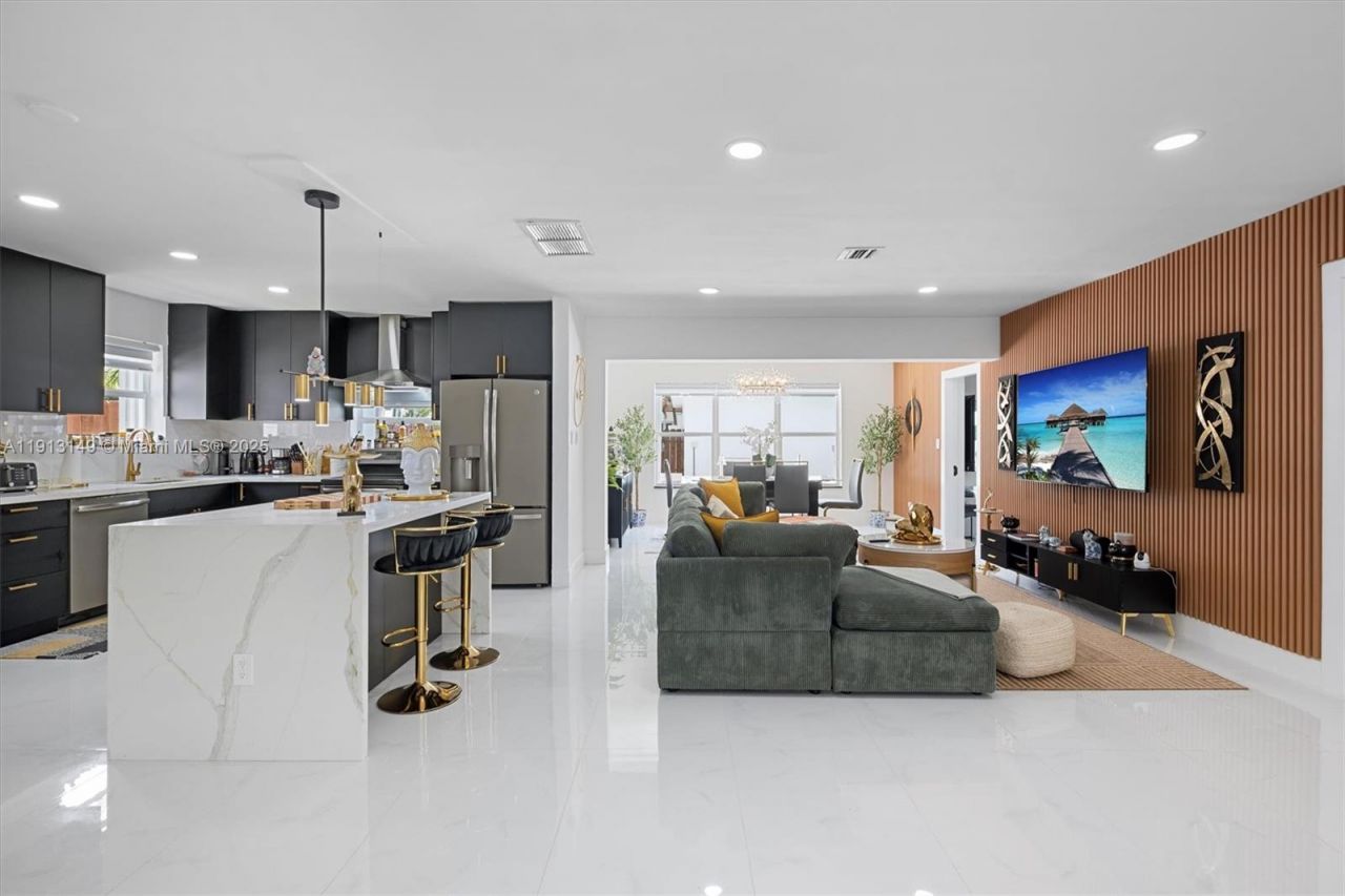 1115 N 13th Ter, Hollywood, FL 33019 Photo