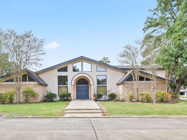 16 Duperier Oaks Drive, New Iberia, LA 70563