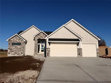 2 Red Fox Circle, Lake Winnebago, MO 64034