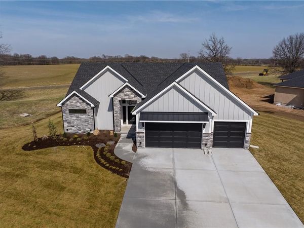 2 Red Fox Circle, Lake Winnebago, MO 64034