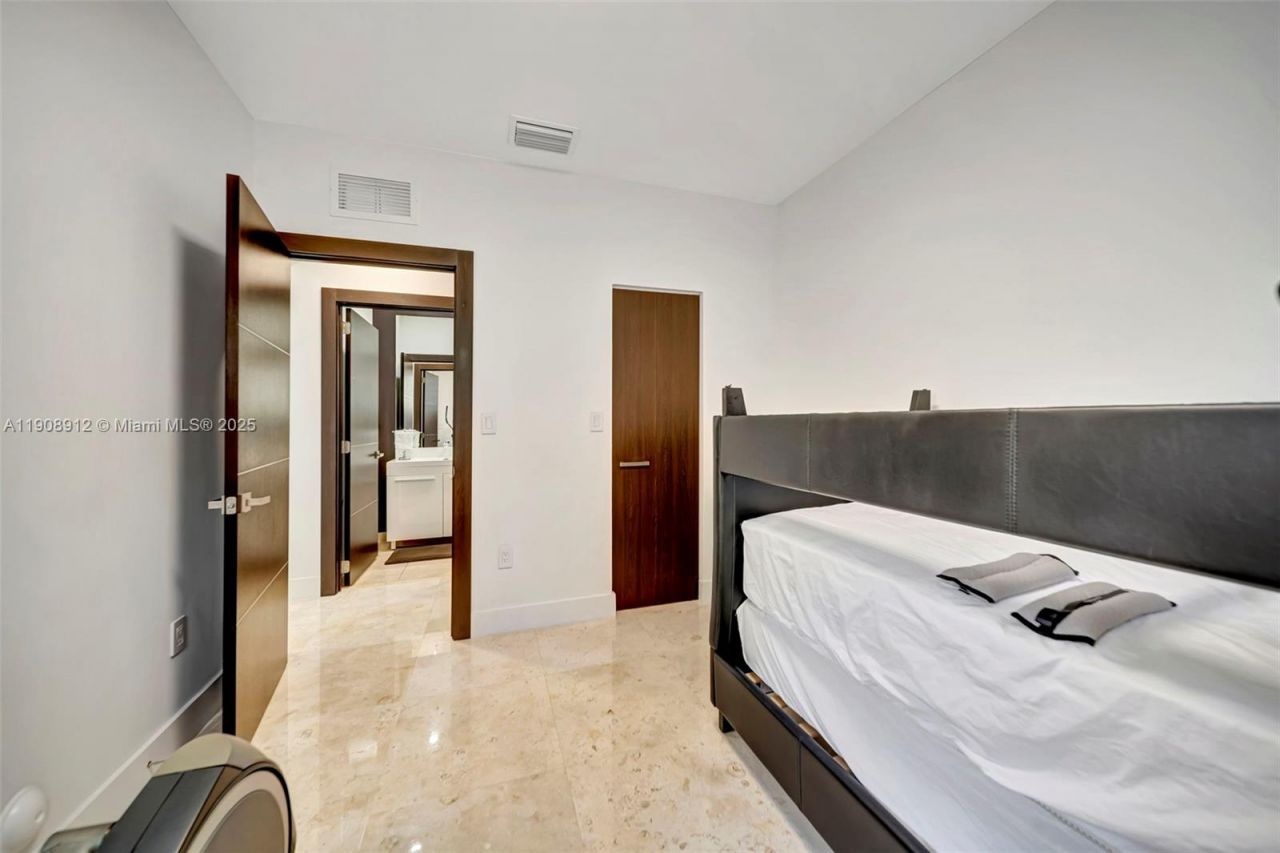 10867 NW 76th Ln, Doral, FL 33178 Photo