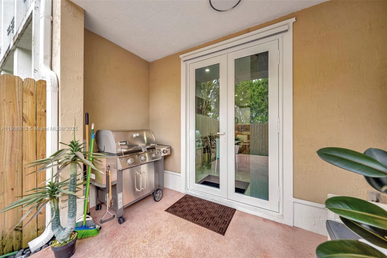 10867 NW 76th Ln, Doral, FL 33178 Photo