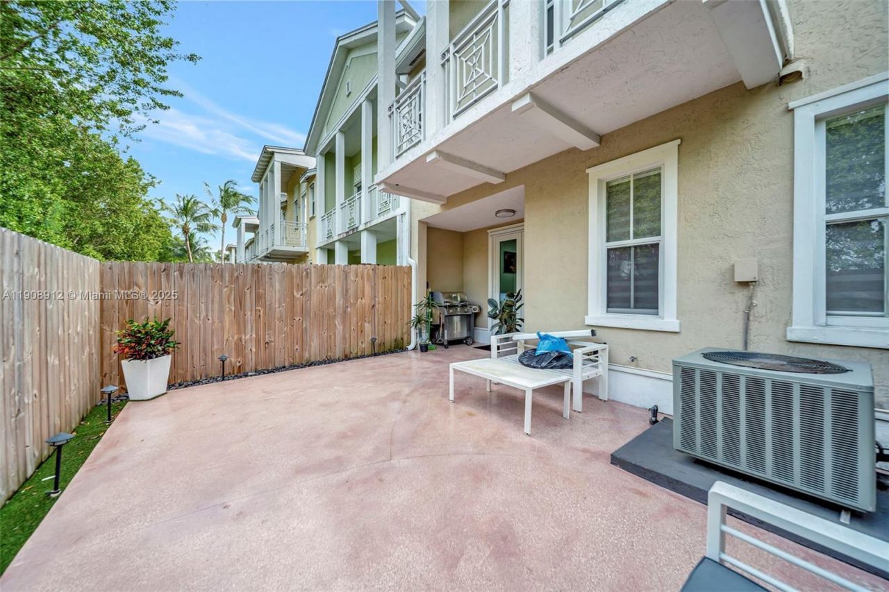 10867 NW 76th Ln, Doral, FL 33178 Photo