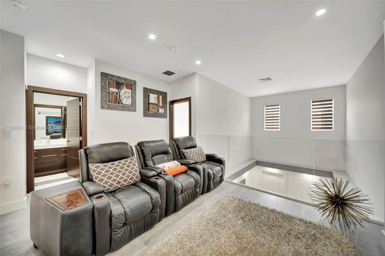 10867 NW 76th Ln, Doral, FL 33178 Photo