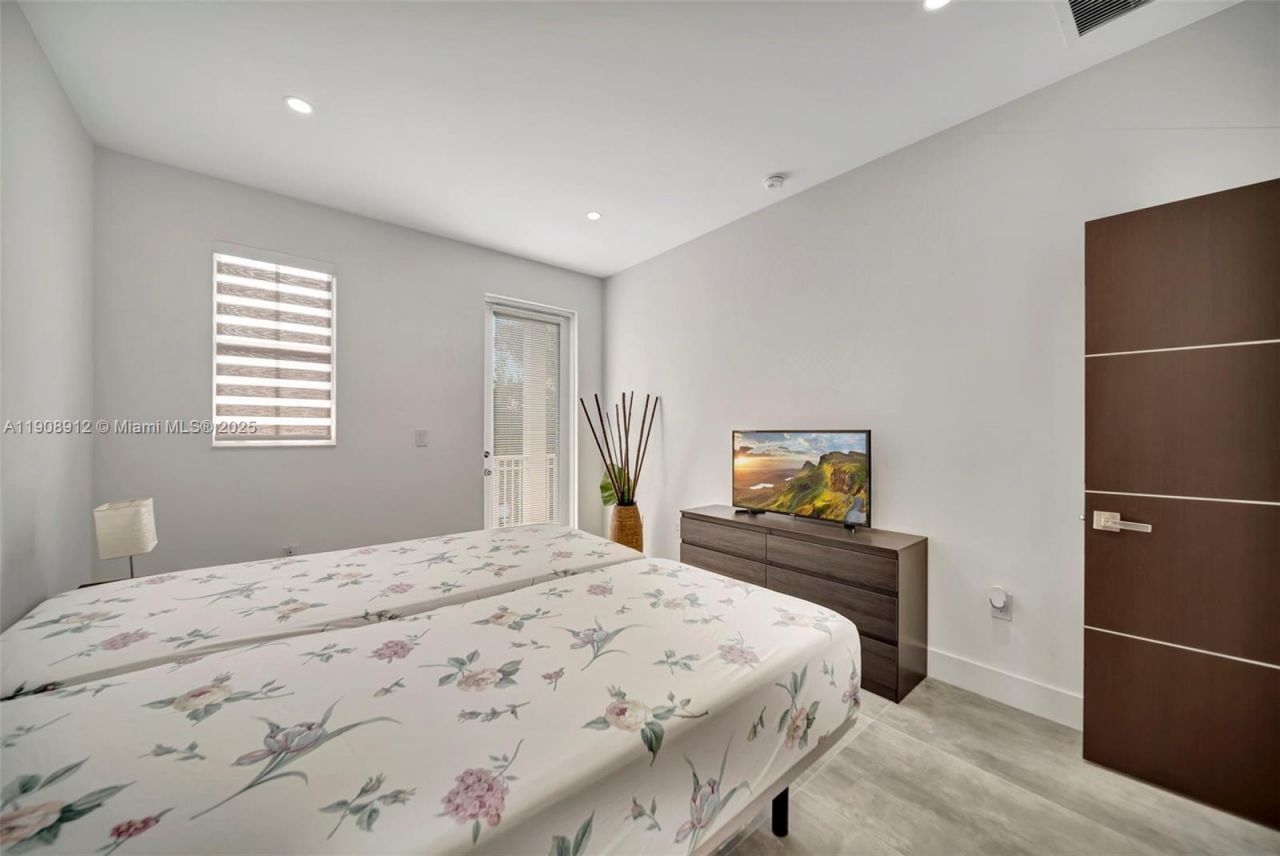 10867 NW 76th Ln, Doral, FL 33178 Photo