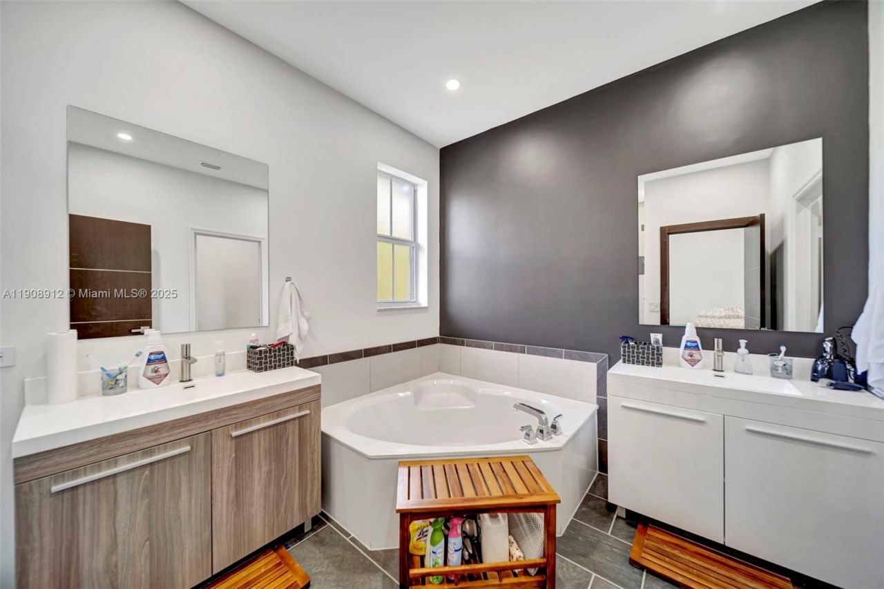 10867 NW 76th Ln, Doral, FL 33178 Photo