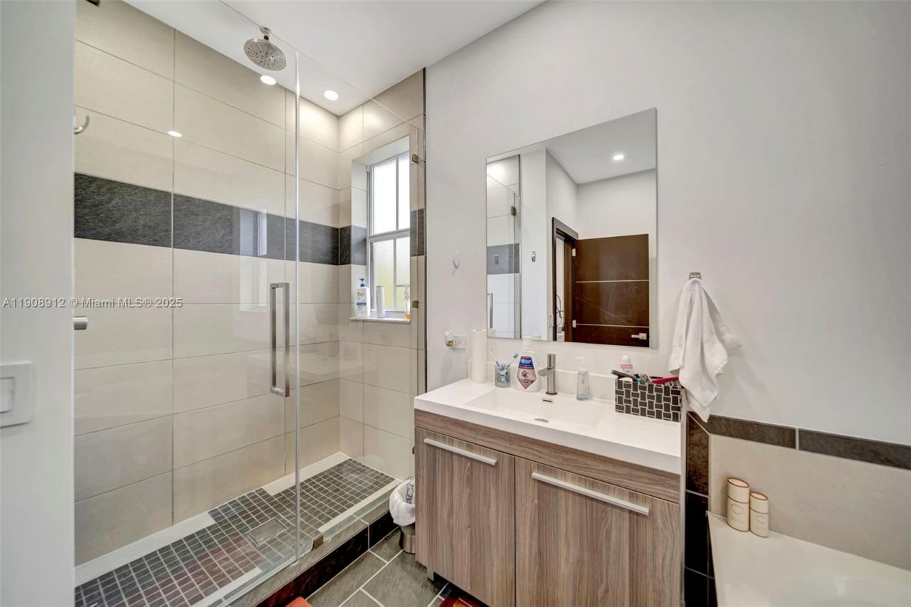 10867 NW 76th Ln, Doral, FL 33178 Photo