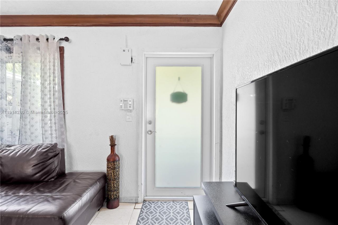 16050 NE 8th Ct, North Miami Beach, FL 33162 Photo