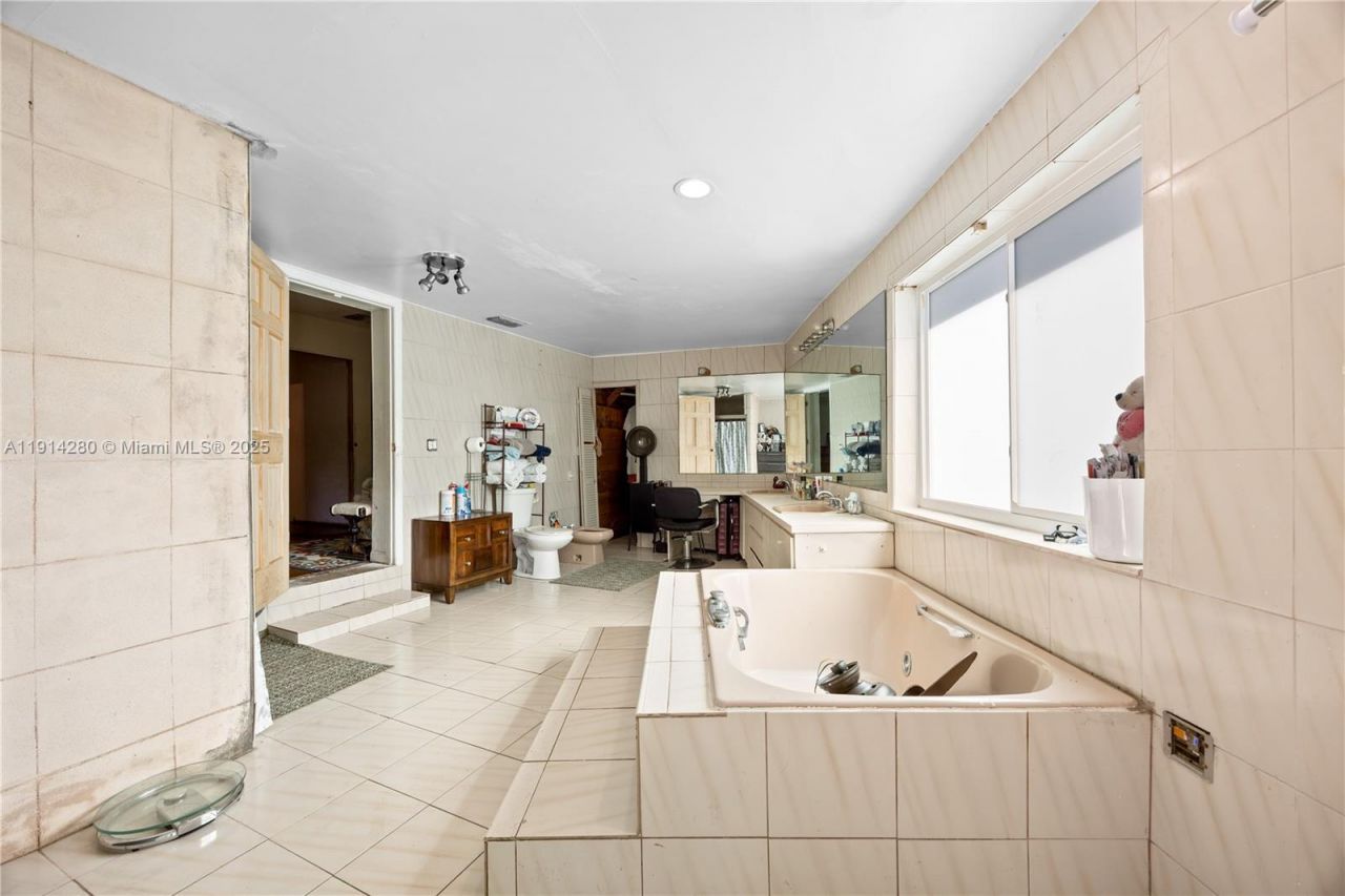 16050 NE 8th Ct, North Miami Beach, FL 33162 Photo