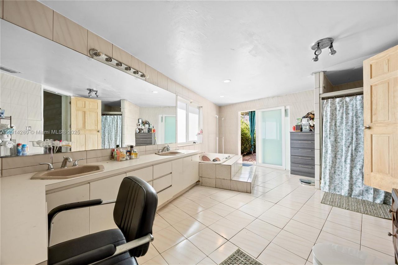 16050 NE 8th Ct, North Miami Beach, FL 33162 Photo