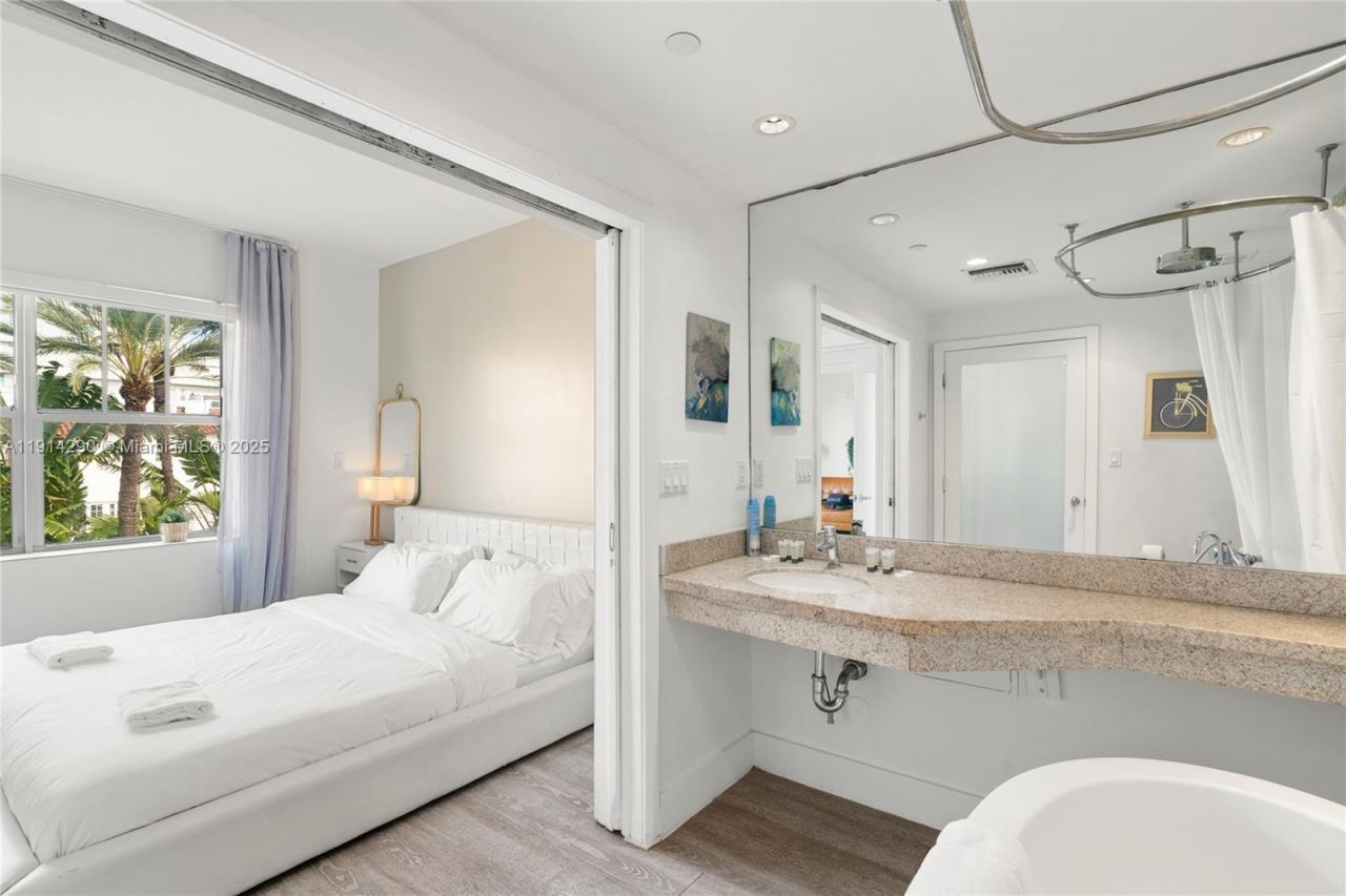 1060 Ocean Dr, Unit D307, Miami Beach, FL 33139 Photo