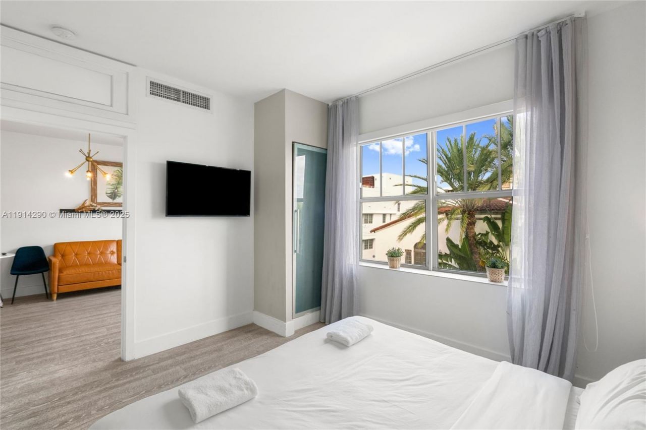 1060 Ocean Dr, Unit D307, Miami Beach, FL 33139 Photo