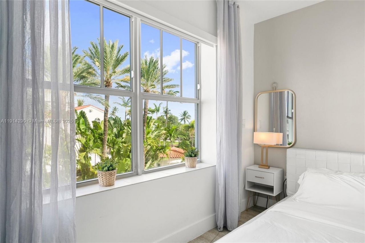 1060 Ocean Dr, Unit D307, Miami Beach, FL 33139 Photo