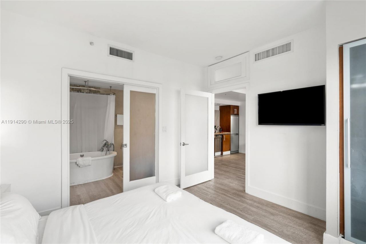 1060 Ocean Dr, Unit D307, Miami Beach, FL 33139 Photo